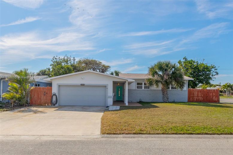 Attached, Exterior, Facade, Ranch