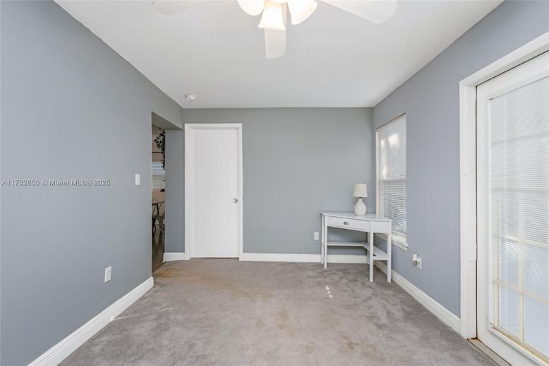 Empty room, Interior