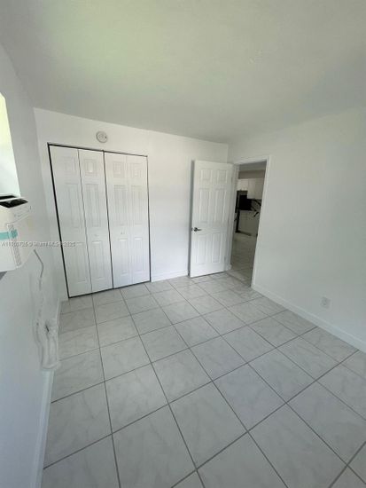 Empty room, Interior