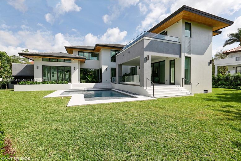 Backyard, Exterior, Facade, Pool, Modern