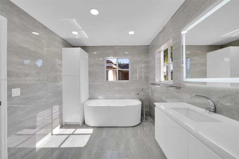 Bathroom, Dual Sink Vanities, Interior, Recessed Lighting