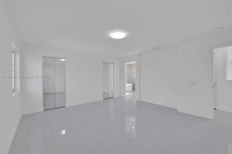 Empty room, Interior