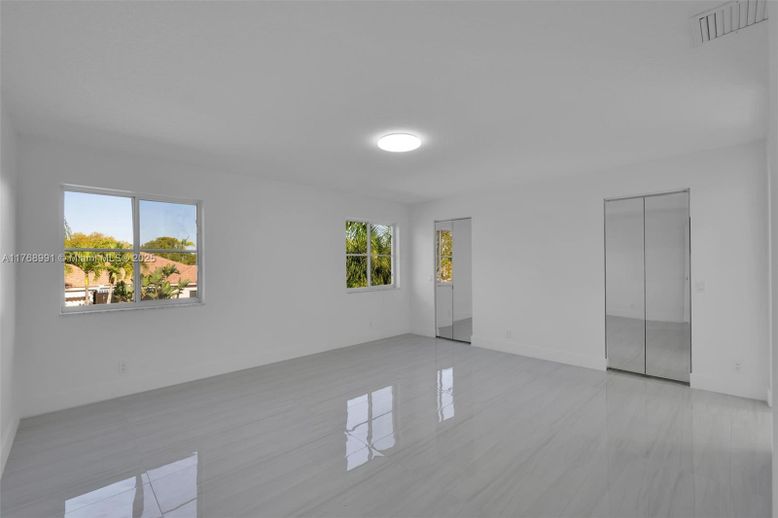 Empty room, Interior