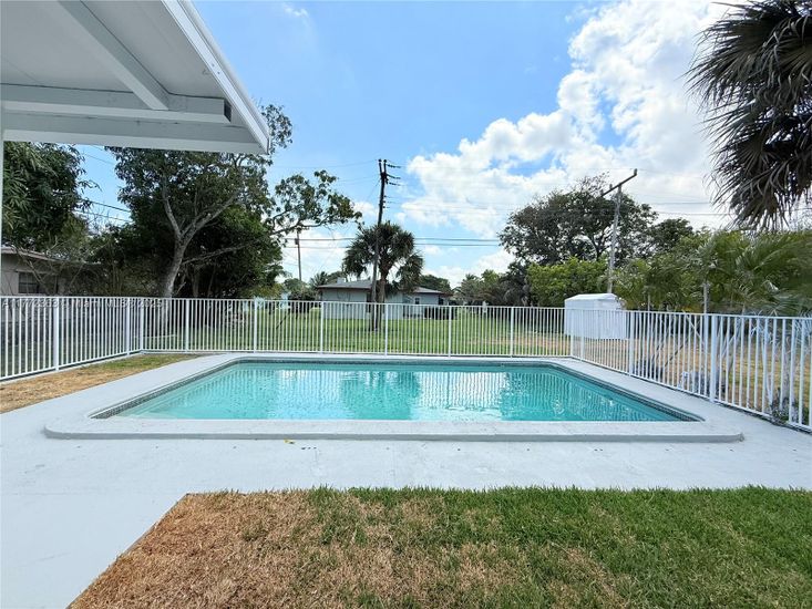 Exterior, Pool