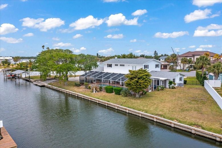 Exterior, Lake