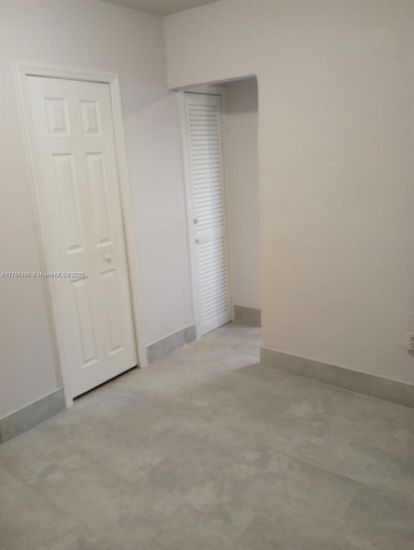 Empty room, Interior