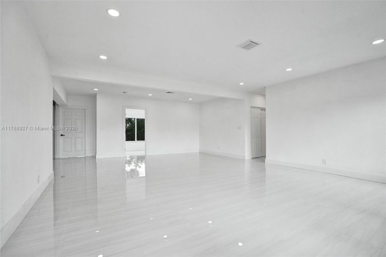Empty room, Interior, Recessed Lighting