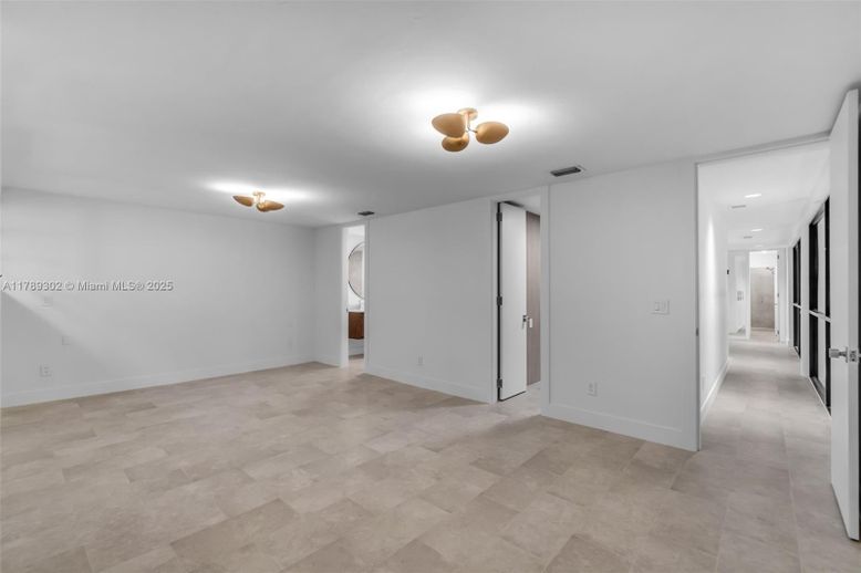 Empty room, Interior