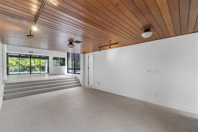 Empty room, Interior, Wooden Ceilings