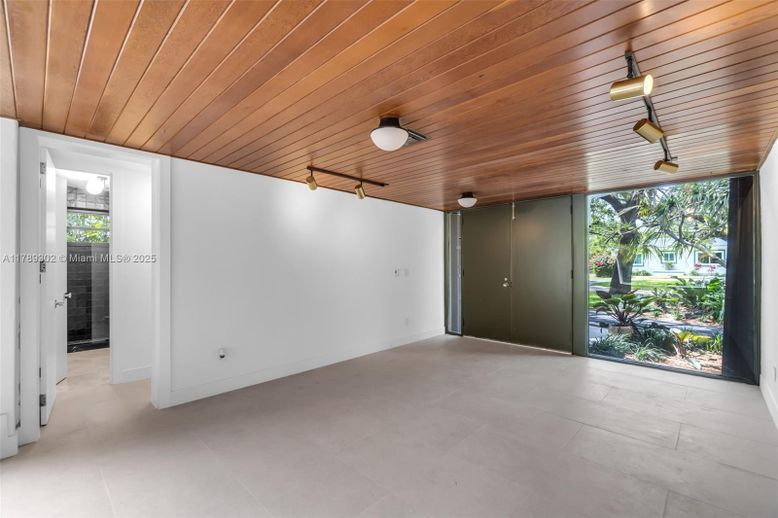 Empty room, Interior, Wooden Ceilings