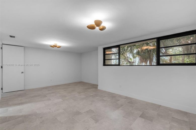 Empty room, Interior