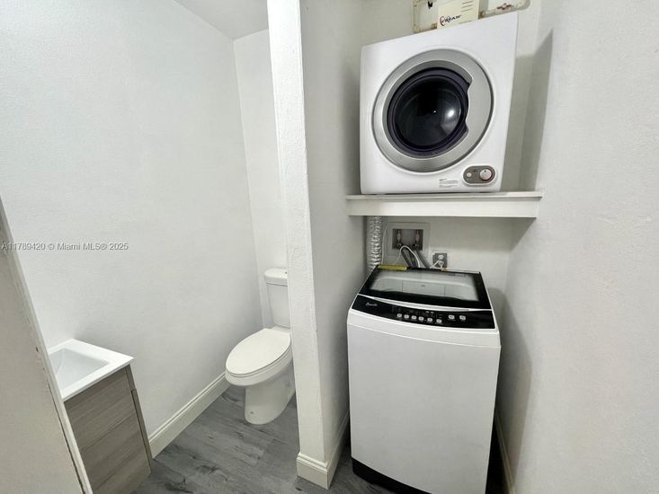 Interior, Washer, Wood Texture Flooring