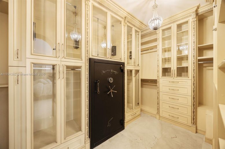 Chandelier, Interior, Walk-in Closets