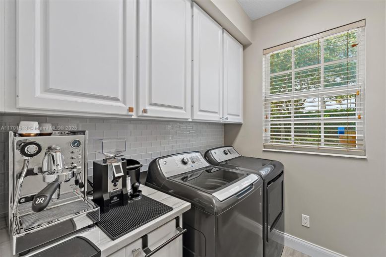 Interior, Washer, Wood Texture Flooring
