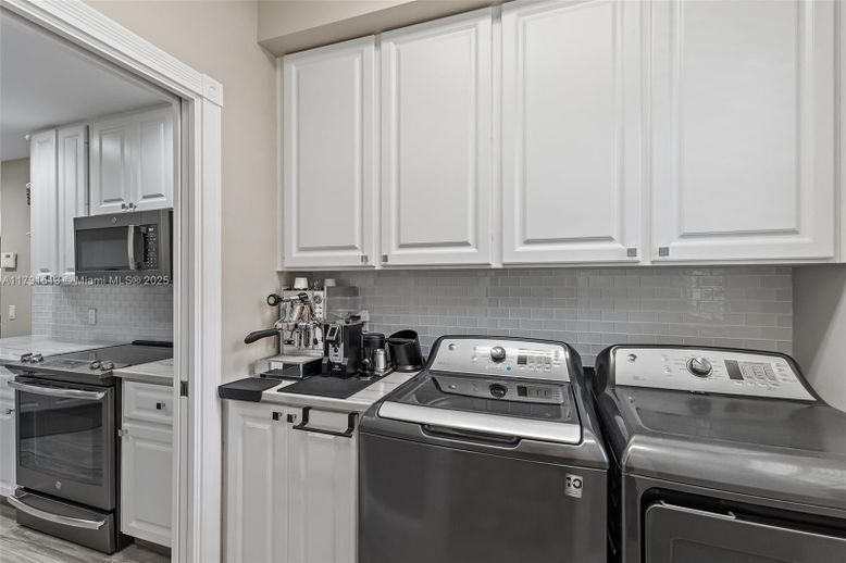 Interior, Washer, Wood Texture Flooring