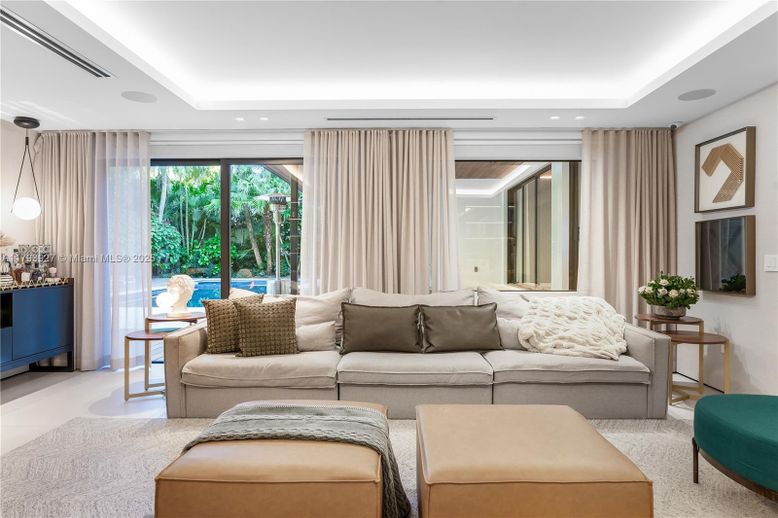 Interior, Living room, Pendant Lights, Recessed Lighting