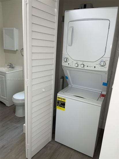 Interior, Utility Closets, Washer, Wood Texture Flooring