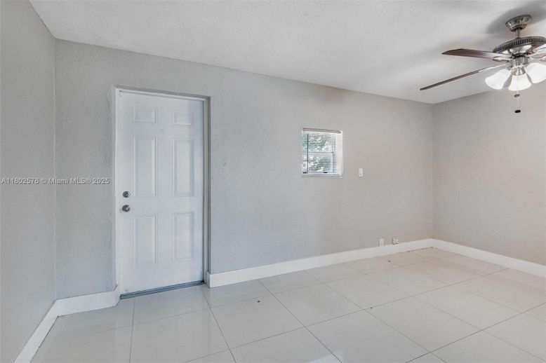 Empty room, Interior