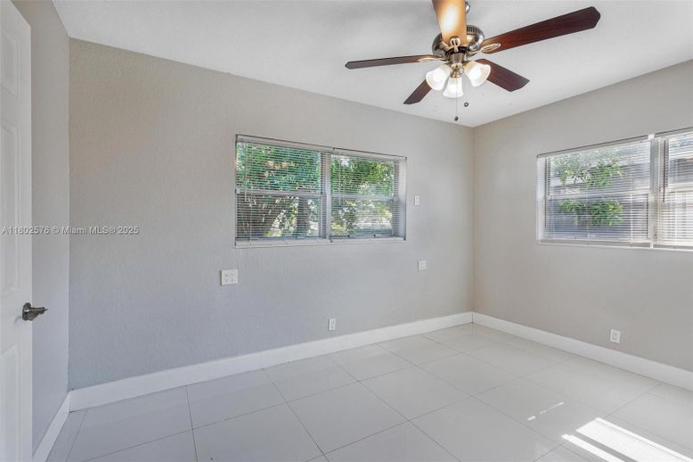 Empty room, Interior