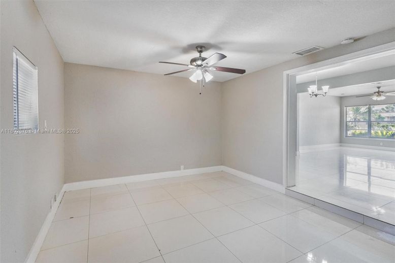 Empty room, Interior
