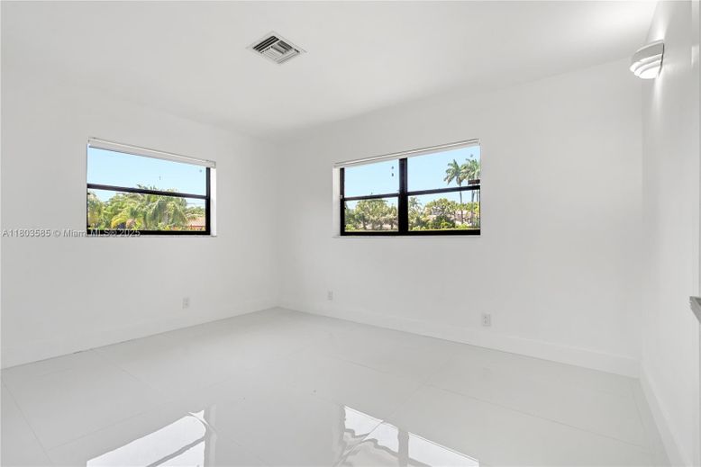 Empty room, Interior