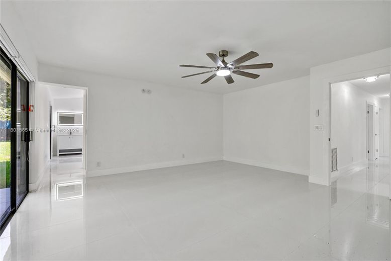 Empty room, Interior