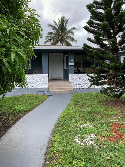 Backyard, Exterior, Facade, Ranch