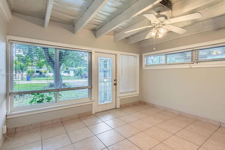 Empty room, Interior
