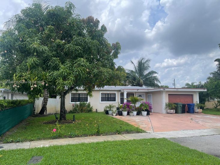 Backyard, Exterior, Facade, Ranch