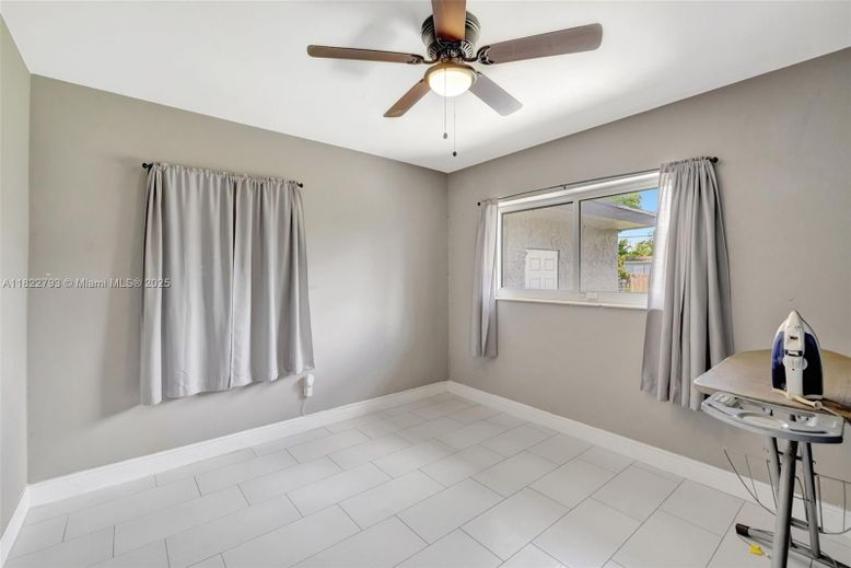 Empty room, Interior