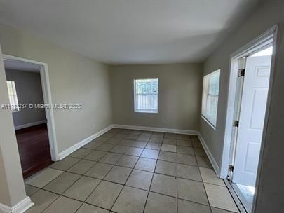 Empty room, Interior