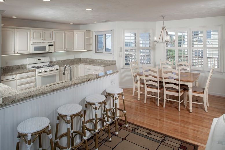 Dining room, Interior, Kitchen, Pendant Lights, Recessed Lighting, Wood Texture Flooring