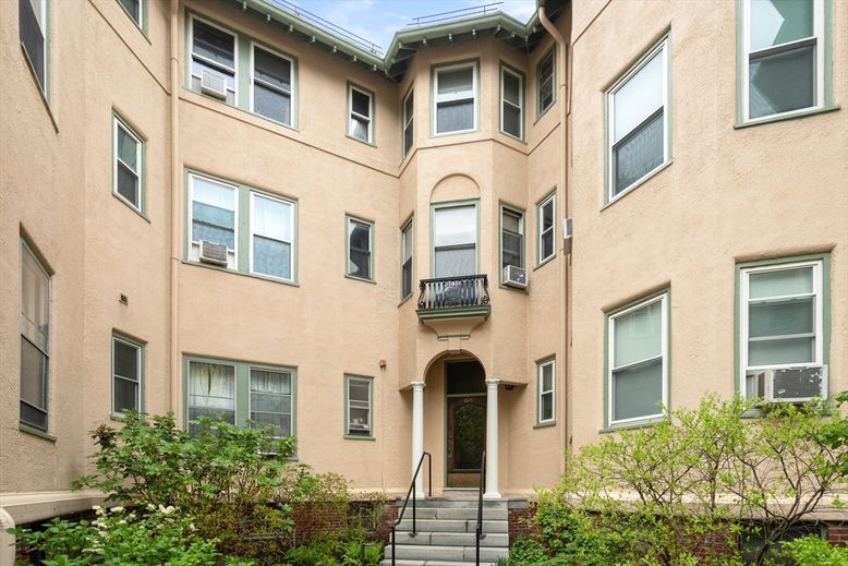 Exterior, Facade, Rowhouse