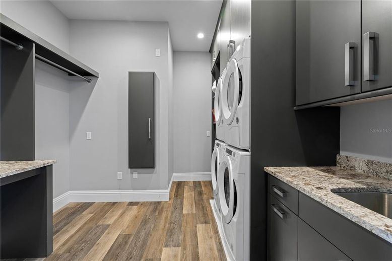 Interior, Recessed Lighting, Washer, Wood Texture Flooring