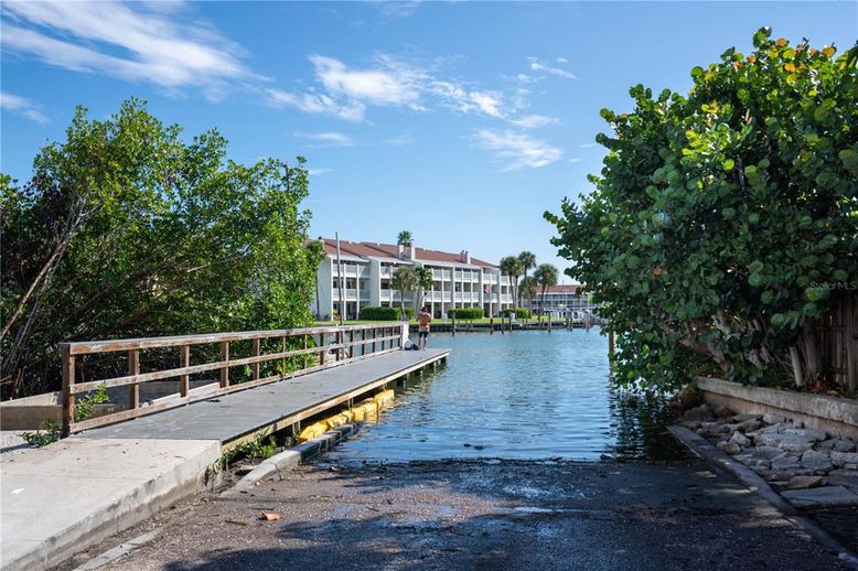 Exterior, Lake