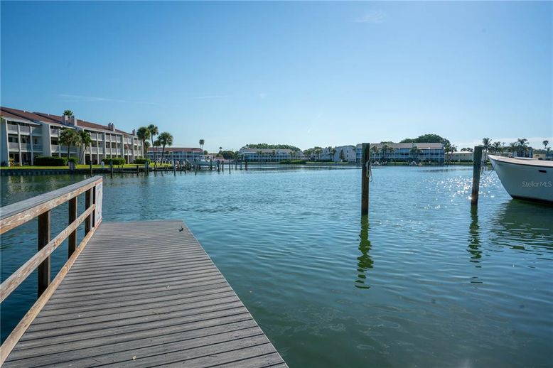 Exterior, Lake