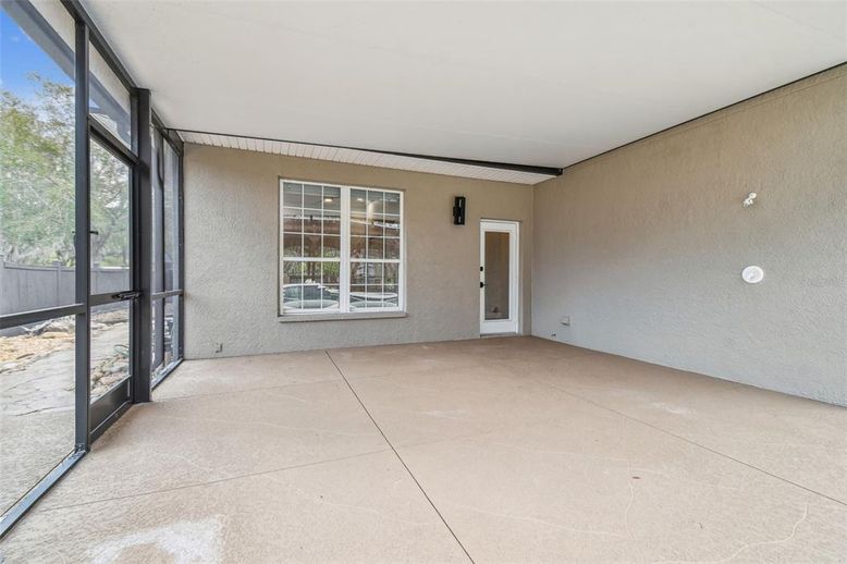 Empty room, Interior