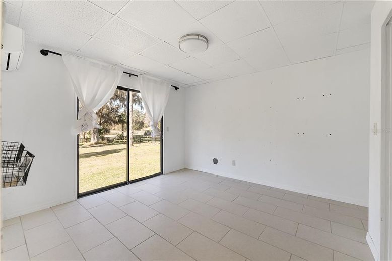 Empty room, Interior