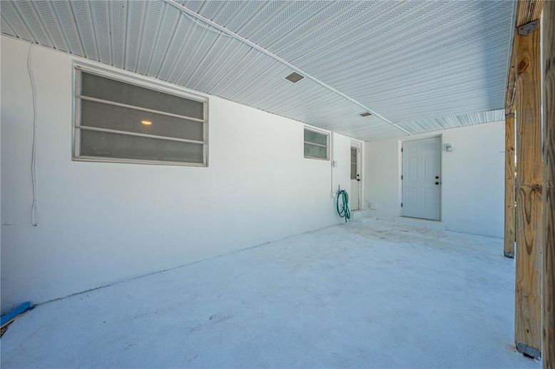 Empty room, Interior