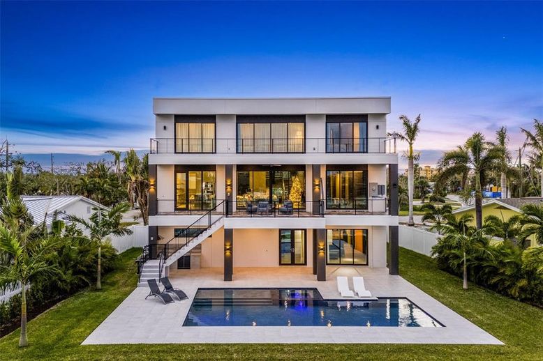 Backyard, Exterior, Facade, Pool, Modern