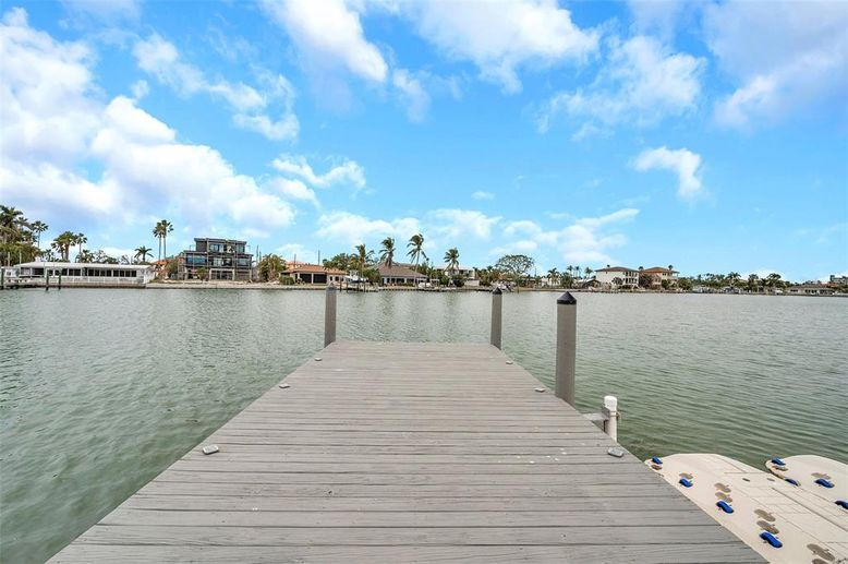 Exterior, Lake