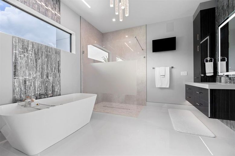 Bathroom, Free Standing Baths, Interior, Pendant Lights, Recessed Lighting