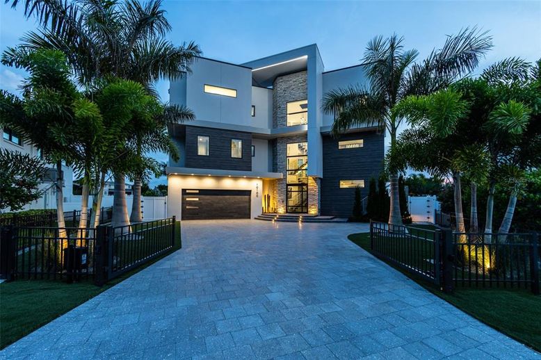Attached, Backyard, Exterior, Facade, Modern
