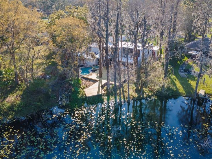 Exterior, Lake