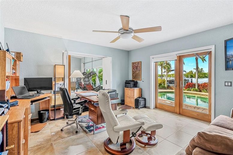 Home Office, Interior