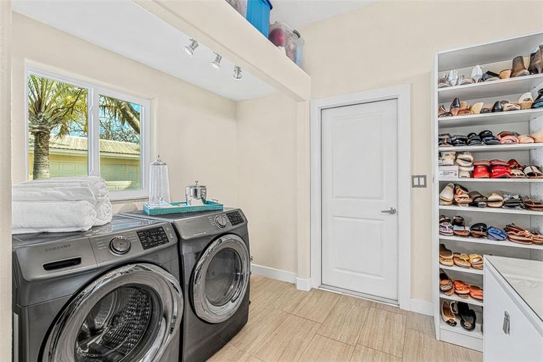 Interior, Washer, Wood Texture Flooring
