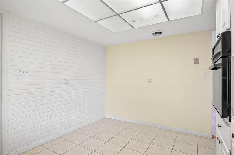 Empty room, Interior