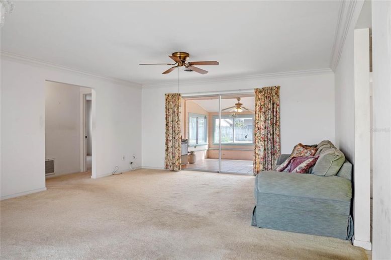 Empty room, Interior