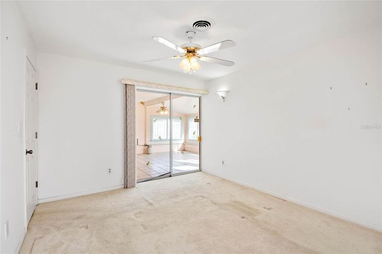 Empty room, Interior