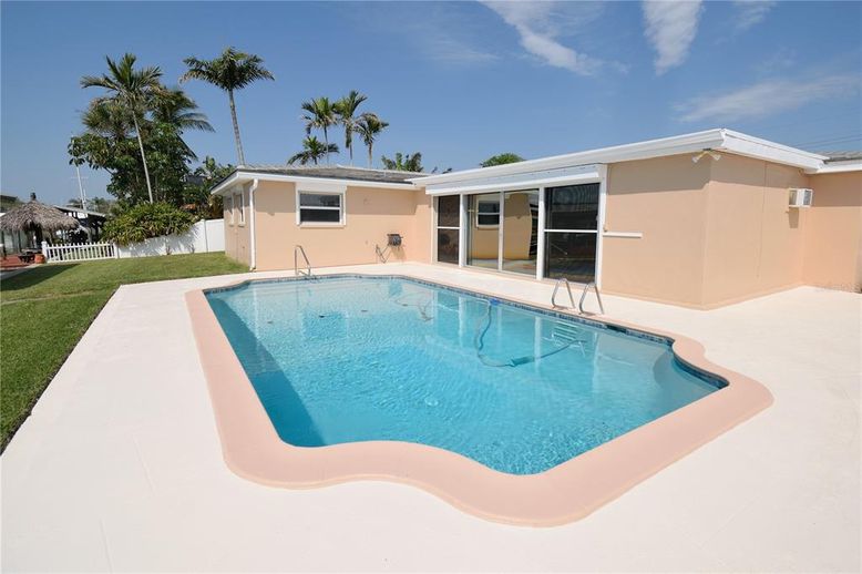 Exterior, Pool